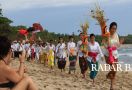 Wisatawan Ikut Khusyuk Nikmati Ritual Melasti - JPNN.com