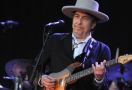 Bob Dylan Menerima Nobel Sastra dalam Upacara Tertutup - JPNN.com