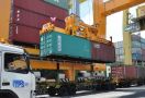 Container Crane Terbesar di Tanjung Perak Siap Operasi - JPNN.com