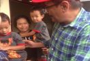 Djarot Gendong Anak yang Memakai Baju Gambar Bung Karno - JPNN.com