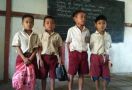 Pak Jokowi, Anak-Anak di Perbatasan Ini Minta Tas - JPNN.com