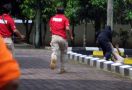 5 Menit Menegangkan! Pria Berpedang Menyerang Polisi - JPNN.com