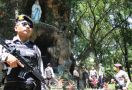 Puluhan Polisi Bersenjata Amankan Gereja - JPNN.com