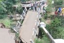 Hati-hati Jembatan di Jalan Transyogi Ambruk - JPNN.com