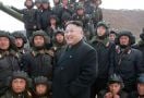 Persiapan Perang, Kim Jong-un Pimpin Latihan Pasukan Terjun Payung Korut - JPNN.com