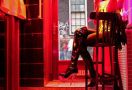 Prostitusi Waria, Transaksi di Jalan, Eksekusi di Barak - JPNN.com