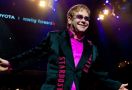 Tangis Elton John Pecah saat Kehilangan Suaranya di Atas Panggung - JPNN.com
