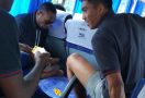 Beginilah Cara Tiga Pemain PSM Ini Mengisi Waktu Senggang dalam Bus - JPNN.com