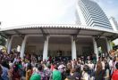Disambangi Ratusan Warga Jakarta, Ahok: Maaf ya Bu, Saya Sudah Terlambat - JPNN.com