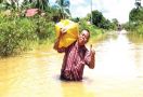 Bawa Naskah, Kepala Sekolah Terobos Banjir Besar demi Unas - JPNN.com