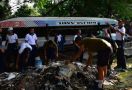Prajurit Kolinlamil Bersihkan Sampah di Danau Sunter - JPNN.com