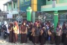 Sekolah Disegel, Ratusan Siswa Bingung Depan Gerbang - JPNN.com