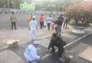 Indahnya Kebersamaan FPI dan Warga Bersihkan Lilin Sisa Aksi Massa Ahok - JPNN.com