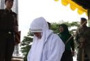 Saat Cambukan ke-40, Nurlina Mendapat Perawatan Medis, Lantas… - JPNN.com