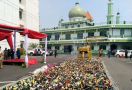 Jelang Ramadan, Polisi Gilas Ribuan Botol Miras di Depan Masjid - JPNN.com