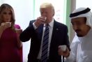 Raja Salman Tegur Donald Trump saat Hendak Minum Pakai Tangan Kiri - JPNN.com