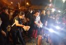 Relawan Jokowi Tabur Bunga di Lokasi Ledakan Bom Kampung Melayu - JPNN.com