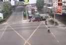 Pengendara Sepeda Motor Diseruduk Truk di Lampu Merah, Lihat Videonya di Sini - JPNN.com