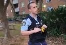 Brutal, Polisi Australia Tendang Remaja Aborigin - JPNN.com