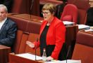 Sebut Eks Staf Sapi Betina Pembohong, Menteri Australia Memohon Maaf - JPNN.com