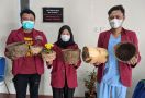 Ramah Lingkungan, Mahasiswa UM Surabaya Bikin Pot Bunga dari Pelepah Pisang - JPNN.com