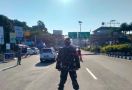 Prajurit TNI Berdiri di Tengah Jalan, Periksa Setiap Kendaraan - JPNN.com