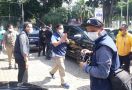Tinjau Vaksinasi di DPD Golkar DKI, Anies Baswedan Tunggangi Mobil Ini  - JPNN.com