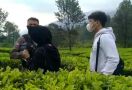Muda Mudi Asyik Berduaan di Tengah Kebun Teh Puncak Bogor, Rupanya Lagi Begituan - JPNN.com