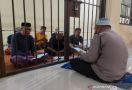 Aipda Ismail Mengajari Tahanan Mengaji - JPNN.com