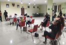 51 Orang Sedang Asyik Sodok dan Nyanyi di Remang-Remang, Satpol PP Datang, Bubar! - JPNN.com
