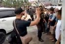 Polisi Diadang dan Dilempari Batu saat Gerebek Rumah Bandar Narkoba - JPNN.com