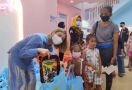 Istri Crazy Rich Surabaya Donasikan Ratusan Paket buat Anak Sekolah - JPNN.com