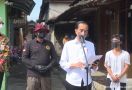 Jokowi Bertanya kepada Seorang Pria, Lantas Tertawa, Ternyata Namanya - JPNN.com