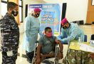 TNI AL Peduli Berbagi Vaksinasi Kepada Para Atlet Peparnas Papua - JPNN.com