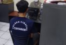 Pemuda Menenteng Celurit di Pinggir Jalan, Sukurin - JPNN.com