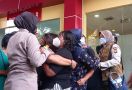 2 Perempuan Menangis saat Peti Jenazah Chendra Dimasukkan ke Ambulans, Mengharukan - JPNN.com
