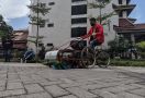 Keren, Mahasiswa Untag Surabaya Ciptakan Sepeda Penyapu Sampah Plastik - JPNN.com