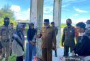 Bupati Ramli Ikut Lakukan Penggerebekan di Pantai Wisata Ujung Karang, Ini Hasilnya - JPNN.com
