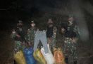 Patroli Malam, TNI Temukan 5 Karung Mencurigakan Tanpa Pemilik - JPNN.com