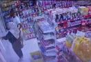 Lihat, Dua Sejoli Terekam CCTV Berbuat tak Terpuji di Alfamart, Ada yang Kenal? - JPNN.com