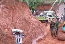 Warga Membantu Memikul Material ke Lokasi TMMD, TNI Merasa Sangat Terbantu  - JPNN.com