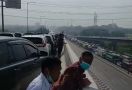 Viral, Tol Jakarta-Cikampek Macet Total karena Kecelakaan Beruntun, Lihat Fotonya - JPNN.com