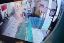 Lihat, 4 Pria Ini Terekam CCTV Mencuri Dua Motor Sekaligus, Videonya Viral - JPNN.com