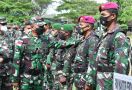 Lihat, Brigjen Bangun Menatap dan Pegang Pundak Prajurit Korps Marinir TNI AL - JPNN.com