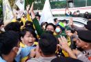 Mahasiswa Saling Dorong dengan Polisi, Paksa Masuk Gedung KPK - JPNN.com