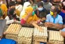 Viral Aksi Bagi-bagi Telur di Blitar Dibubarkan, Ini Penjelasan Polisi - JPNN.com