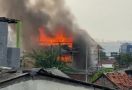 Rumah Warga di Menteng Ludes Terbakar, Asap Hitam Membubung Tinggi - JPNN.com