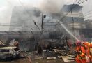 10 Korban Kebakaran Rumah di Jakut yang Sempat Terjebak Dapat Diselamatkan - JPNN.com