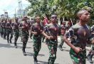 Keren, Ratusan Prajurit TNI Orang Asli Papua Semarakkan Kirab Api PON XX 2021 - JPNN.com