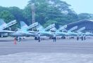 15 Pesawat Tempur Milik TNI AU Meliuk-Liuk Melintasi Istana Negara - JPNN.com